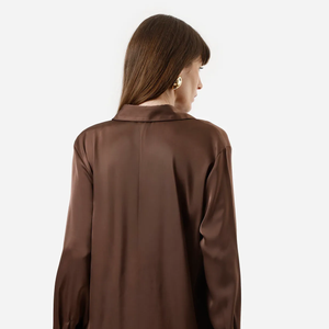 Com caimento fluido e acabamento refinado, a camisa marrom surge como curinga fashion para diferentes ocasiões