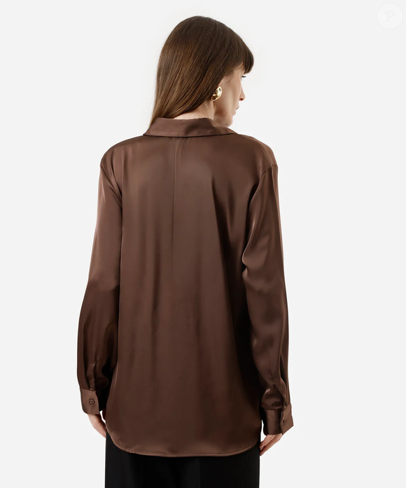 Com caimento fluido e acabamento refinado, a camisa marrom surge como curinga fashion para diferentes ocasiões