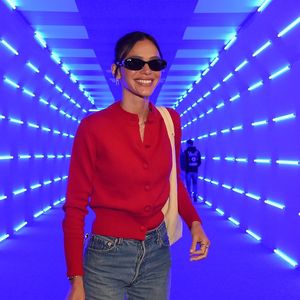 Bruna Marquezine escolheu um cardigã vermelho vibrante de corte ajustado, usado de forma despretensiosa com alguns botões abertos