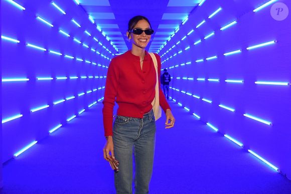 Bruna Marquezine escolheu um cardigã vermelho vibrante de corte ajustado, usado de forma despretensiosa com alguns botões abertos