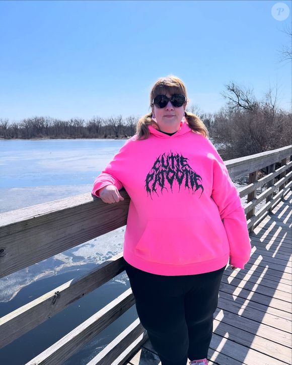 Lacey também voltou a ter uma boa convivência com a mãe, com quem fez viagens em conjunto