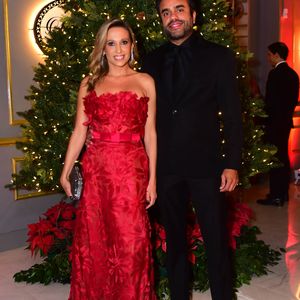 Luisa Mell usou vestido vermelho sem alças e com estampa floral