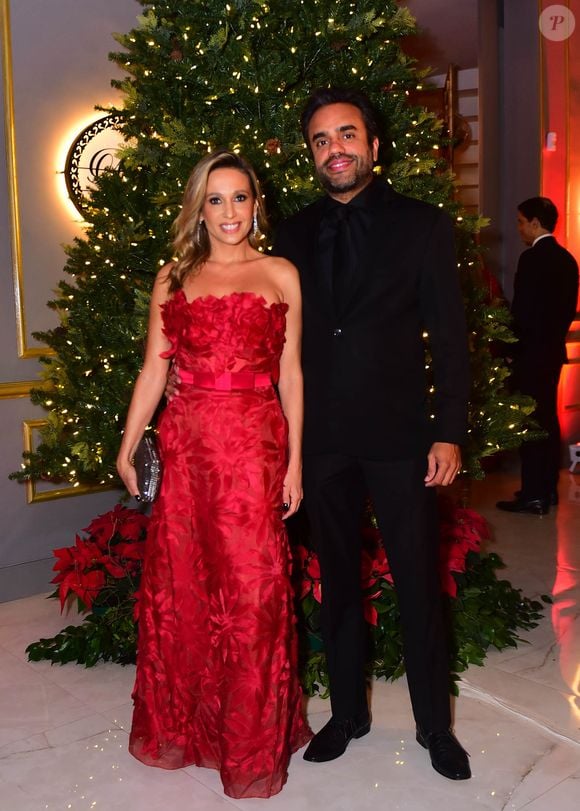 Luisa Mell usou vestido vermelho sem alças e com estampa floral