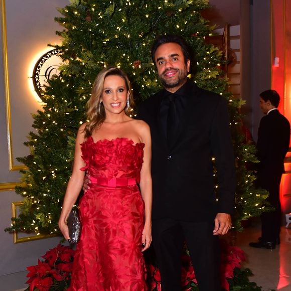 Luisa Mell usou vestido vermelho sem alças e com estampa floral