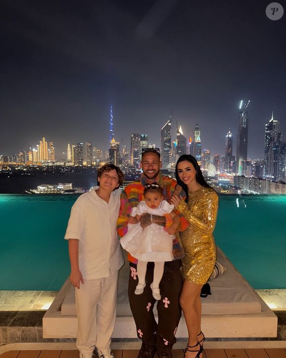 Neymar é pai de Davi Lucca, Mavie (com ambos na foto) e Helena e espera outra filha com Brauna Biancardi