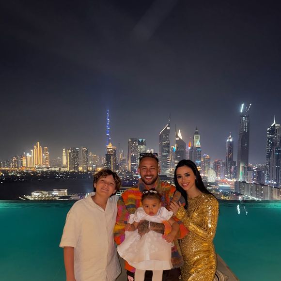 Neymar é pai de Davi Lucca, Mavie (com ambos na foto) e Helena e espera outra filha com Brauna Biancardi
