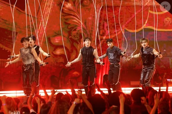 O Stray Kids é formado por oito integrantes e ganhou projeção internacional com uma identidade musical marcada pela participação dos próprios membros na criação das músicas