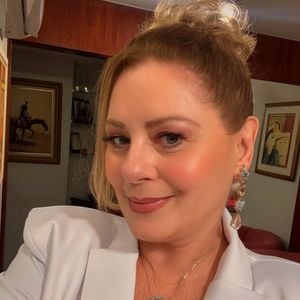 Vera Fischer, hoje aos 74 anos, não esconde sua relação com a feminilidade e o prazer