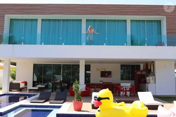 Mansão exibida por Carla Perez nas redes sociais em 2018 está localizada em Guarajuba, destino paradisíaco a cerca de 42 km da capital Salvador