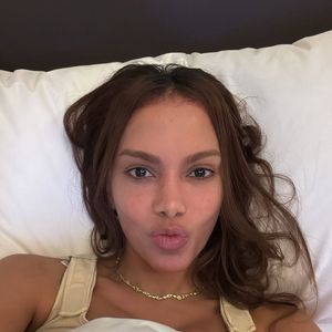 Segundo a dermatologista Carla Sagradas, é interessante usar a argila uma vez por semana, sempre observando sua necessidade