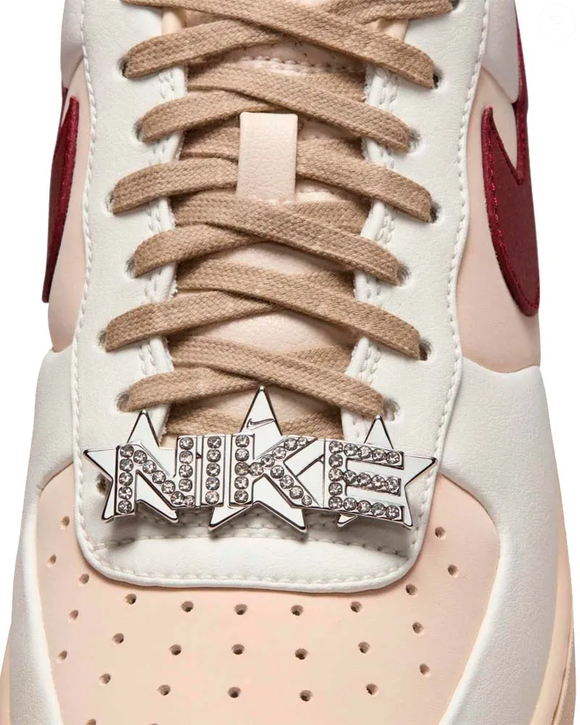 Fashionistas já entenderam o poder de um tênis estiloso nos looks do dia a dia e o Nike Air Force 1´07 virou prova disso nas produções athleisure, tendência que mistura roupas esportivas com peças casuais do dia a dia