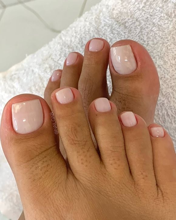 Uma unha discreta é sempre um clássico que funciona para deixar os pés limpos e bonitos sem esforço