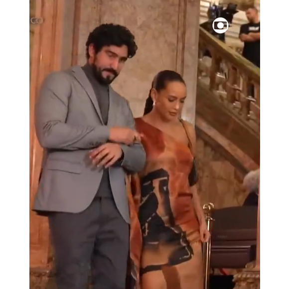 Raquel (Taís Araújo), acompanhada de Ivan (Renato Góes) se recusa a encontrar Fátima (Bella Campos) no Teatro Municipal