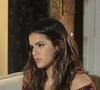 Luiza (Bruna Marquezine) pergunta se Helena (Julia Lemmertz) ainda gosta de Laerte (Gabriel Braga Nunes) e leva um tapa da mãe