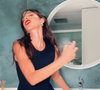 A fragrância faz parte da linha 212, um dos maiores sucessos da marca, e foi desenvolvida para mulheres que protagonizam sua própria história com brilho e confiança