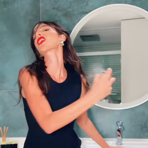 A fragrância faz parte da linha 212, um dos maiores sucessos da marca, e foi desenvolvida para mulheres que protagonizam sua própria história com brilho e confiança