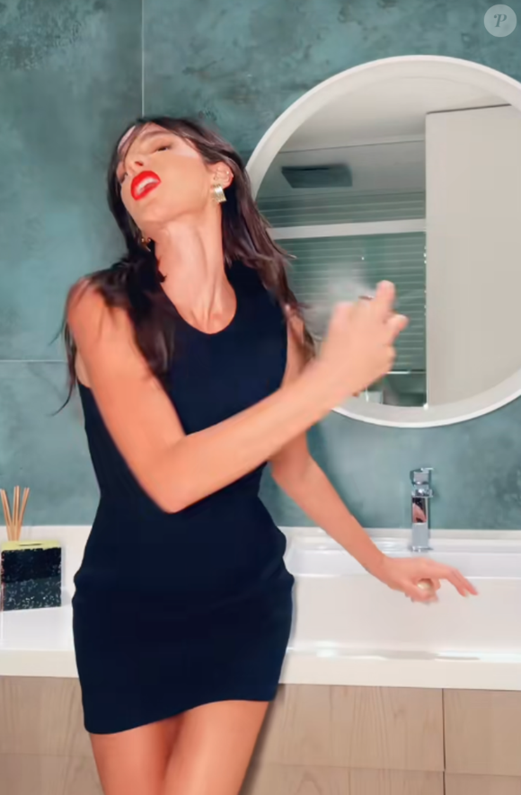 A fragrância faz parte da linha 212, um dos maiores sucessos da marca, e foi desenvolvida para mulheres que protagonizam sua própria história com brilho e confiança