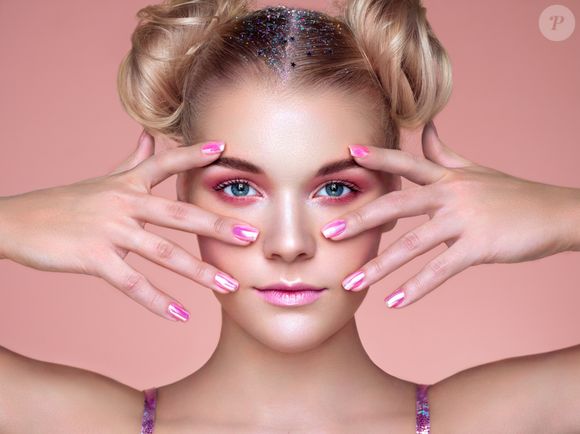 Diferentes tons de esmalte metalizados podem ser a pedida perfeita para seu Carnaval