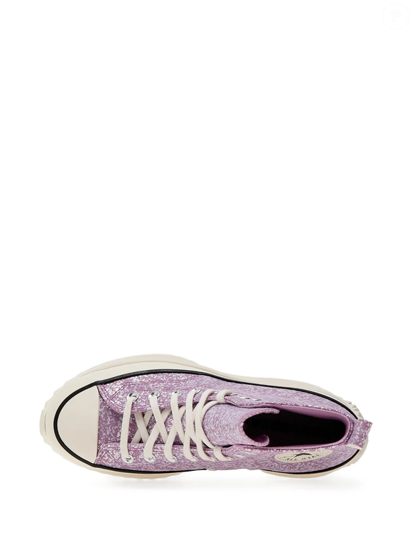 Fashionista e nada discreto, o Converse Run Star Hike Hi surge como a escolha perfeita para quem quer elevar o visual com muito brilho e atitude