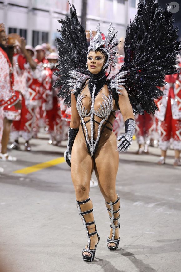 O desfile do Salgueiro no Carnaval 2025 animou internautas: Viviane Araújo foi muito elogiada: rainha de Bateria do Salgueiro há 18 anos, Viviane Araújo é muito querida por toda escola - Foto: Brazilnews/Agnews