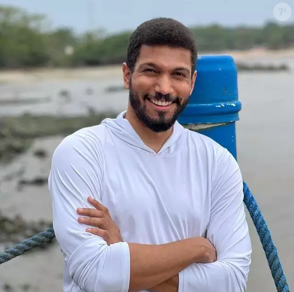 Luiz (Guto Galvão), pai de Sarita (Luara Telles), consegue dinheiro com as mães da menina após dizer que tem diabates, na novela 'Vale Tudo', capítulo de 26 de setembro de 2025, sexta-feira