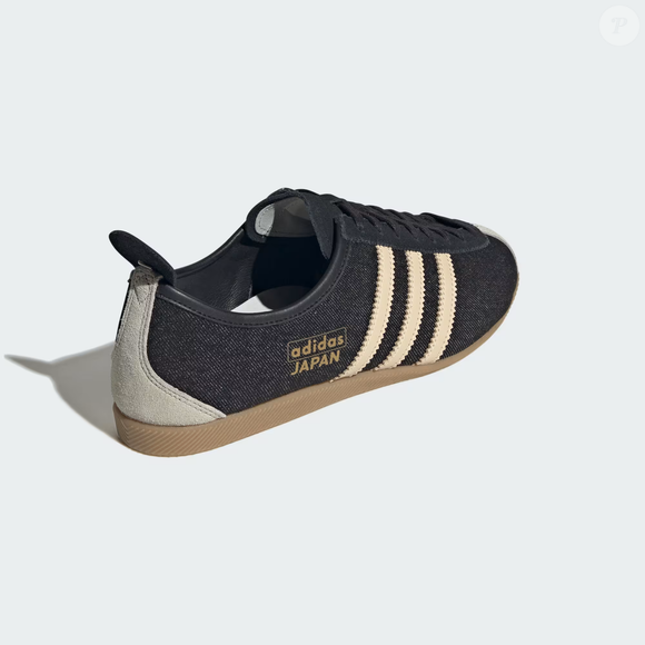 O Adidas Japan mostra que o jeans não precisa ficar apenas nas calças, jaquetas e shorts: agora, o tecido também aparece nos pés em uma versão que une nostalgia e estilo contemporâneo
