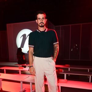 Enzo Celulari, filho de Claudia Raia e Edson Celulari, optou por mais um look casual