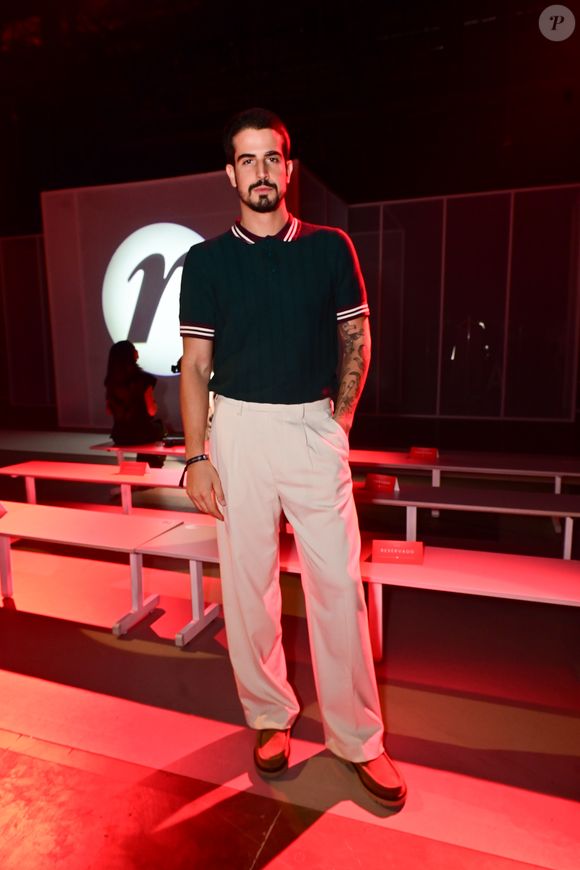 Enzo Celulari, filho de Claudia Raia e Edson Celulari, optou por mais um look casual