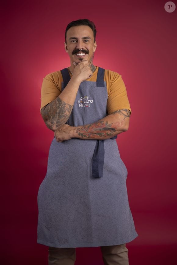 Júlio Nieps – Júlio, de 36 anos, nasceu e vive em Americana, em São Paulo. Tatuador e motorista de aplicativo, se define como caótico, teimoso e determinado