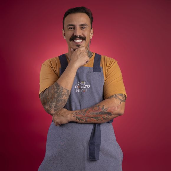 Júlio Nieps – Júlio, de 36 anos, nasceu e vive em Americana, em São Paulo. Tatuador e motorista de aplicativo, se define como caótico, teimoso e determinado