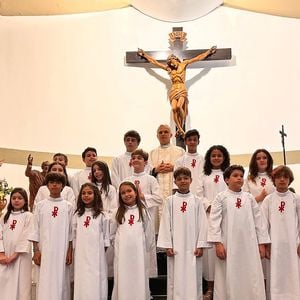 Naira Ávila, mãe de João Guilherme, publicou algumas fotos da celebração da 1ª eucaristia de Pietro, filho caçula.