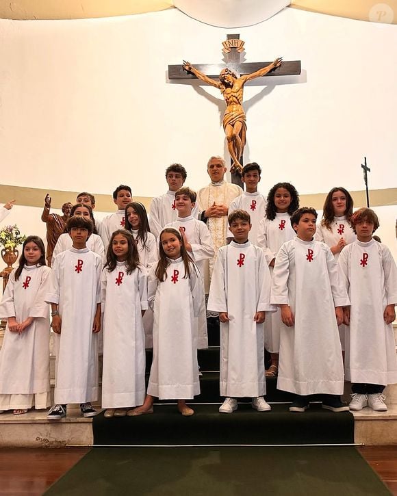 Naira Ávila, mãe de João Guilherme, publicou algumas fotos da celebração da 1ª eucaristia de Pietro, filho caçula.