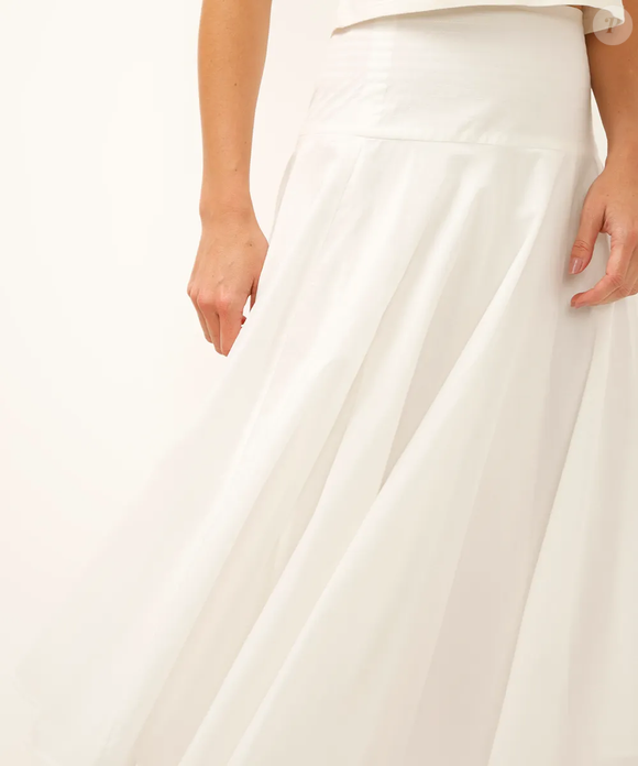 Conforto em primeiro lugar: confeccionada em 100% algodão, a saia midi garante leveza, movimento e bem-estar ao longo do dia