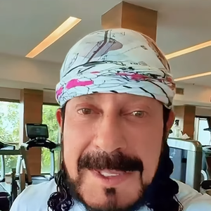 Bell Marques gravou um vídeo recente que malha muita perna para aguentar o Carnaval e não sobrecarregar a voz