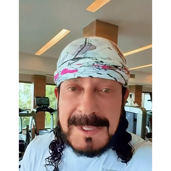 Bell Marques gravou um vídeo recente que malha muita perna para aguentar o Carnaval e não sobrecarregar a voz