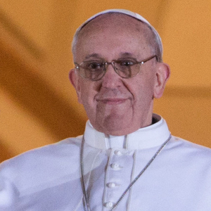 Desde a noite de sua eleição em 2013  Papa Francisco escolheu a batina branca, simples, sem adornos, brilhos ou capas