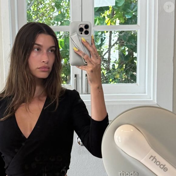 Hailey Bieber usou esmalte na cor amarelo, cor que promete bombar na primavera/verão 2025