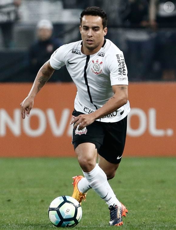 Jadson atuou pelo Shakhtar Donetsk, na Ucrânia, e no Brasil chegou a defender o Corinthians e São Paulo
