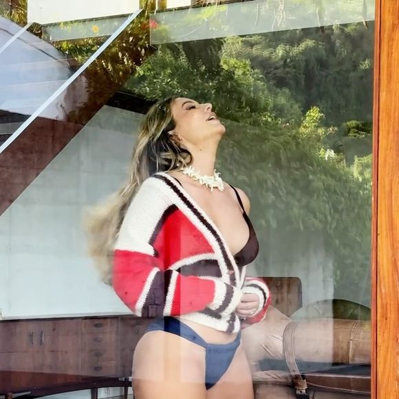 De biquíni, Paolla Oliveira fez piada com o frio do Rio de Janeiro. A máxima é de 21º C na capital carioca