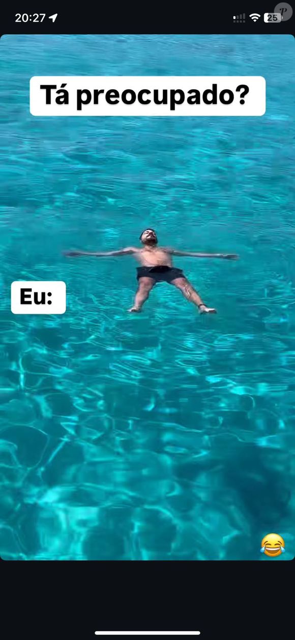 Em meio a rumores sobre sexualidade, Evaristo Costa aparece flutuando no mar e internautas interpretam publicação como resposta sutil.