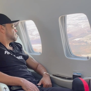 Zezé Di Camargo mantém rotina de viagens frequentes e utiliza jatinho particular como ferramenta de trabalho