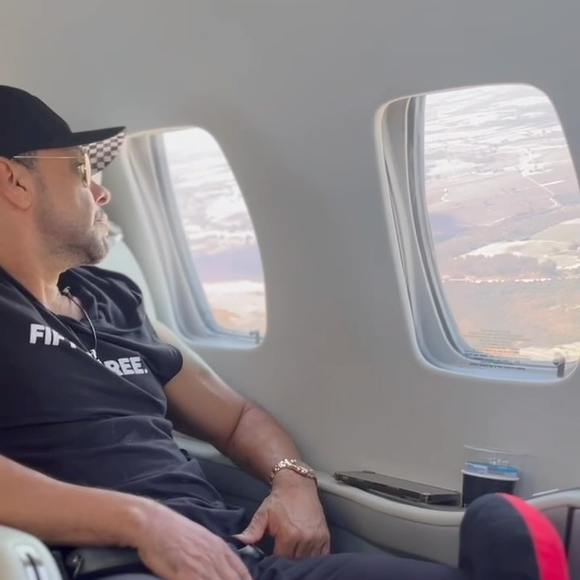 Zezé Di Camargo mantém rotina de viagens frequentes e utiliza jatinho particular como ferramenta de trabalho