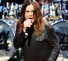 Kelly Osbourne usou as redes sociais para rebater rumores envolvendo o estado de saúde de seu pai, o icônico cantor Ozzy Osbourne, de 76.