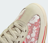 Com cabedal em têxtil, renda floral e contraforte em camurça, o novo Adidas SL 72 OG X Liberty London chama atenção pelos detalhes sofisticados e pelo visual delicado