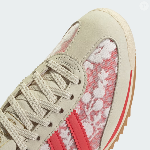 Com cabedal em têxtil, renda floral e contraforte em camurça, o novo Adidas SL 72 OG X Liberty London chama atenção pelos detalhes sofisticados e pelo visual delicado