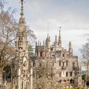A Capela da Santíssima Trindade é um dos espaços mais emblemáticos da Quinta da Regaleira, reunindo elementos da tradição católica e referências ao universo esotérico