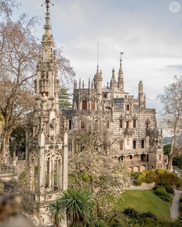 A Capela da Santíssima Trindade é um dos espaços mais emblemáticos da Quinta da Regaleira, reunindo elementos da tradição católica e referências ao universo esotérico