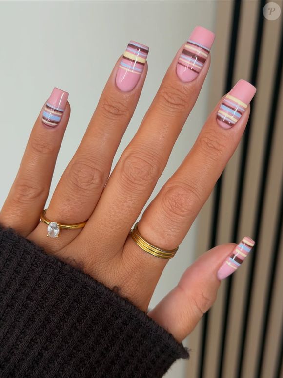 Unhas quadradas com listras podem ser usadas no Outono 2026: esse design transmite um ar mais descontraído e divertido para suas mãos.