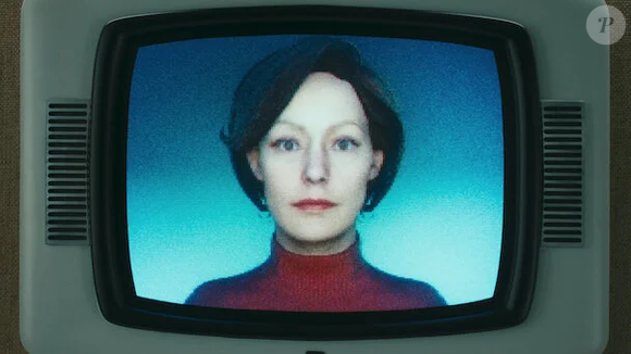 Uma família se muda para uma mansão isolada, tentando recomeçar depois de uma grande perda. O problema? A casa vem com um “bônus” nada convencional: uma inteligência artificial que não quer só ajudar – ela quer o controle total.