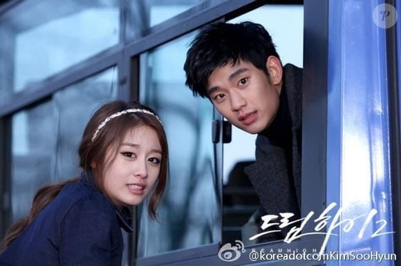 Um ano depois, em 2012, Kim Soo-hyun voltou ao tamanho intermediário na segunda temporada de 'Sonhe Alto'